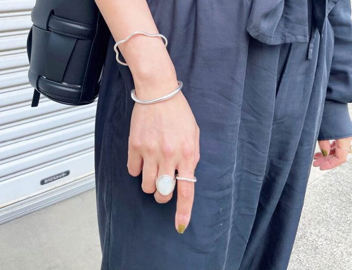 バングルレイヤードと天然石でアクセントに