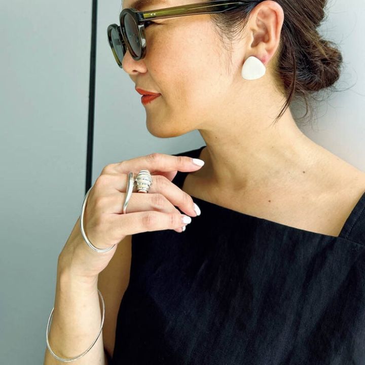 巻きつくようなデザインに注目！