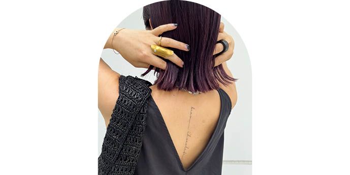 浄化のパワーが宿るマットなクリスタルをつないだネックレスや、大ぶりのリングを添えて自分らしくスタイリング。