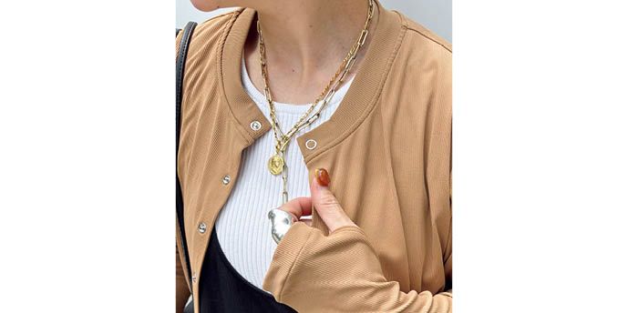 ボリュームのあるネックレスやリングで強さを投入して、シンプルなワンピースをモードっぽくて華やかなムードに。