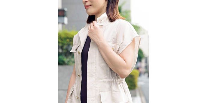 ベストはウエストの内側の紐でフォルムをアレンジできる仕様。羽織る時には紐をタイトめに絞って、モタつきを防いでバランスよく。