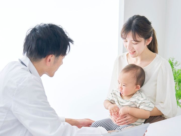 【医師が解説】時に不安も伴う子育てにおいて、「かかりつけの小児科医」は頼れる存在になります。理想のかかりつけ医を探すポイントは？ 子育ての安心にもつながる、理想の小児科選びのポイントや、複数利用時の注意点について、分かりやすく解説します。