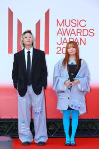 YOASOBIのメンバー。Ayaseさん（左）とikuraさん