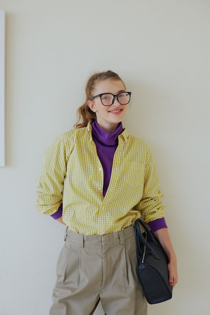 イエローやパープルにもベージュのチノパンが好相性【FUDGE dig.｜ベージュのチノパンありきで3色コーデ- 03】