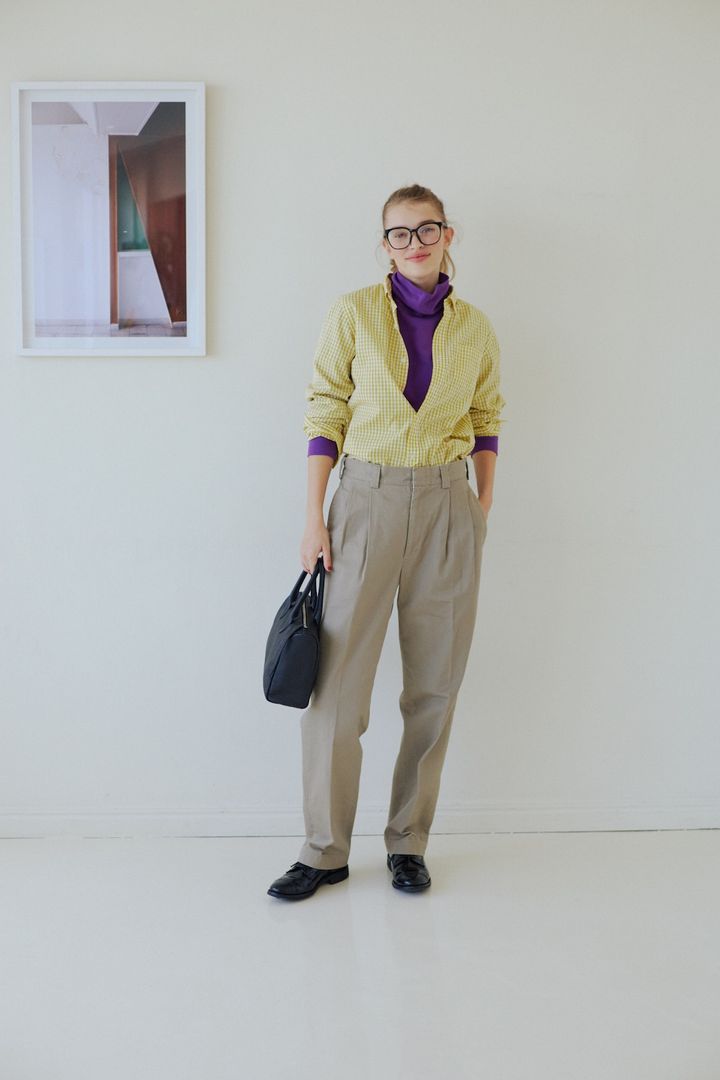 イエローやパープルにもベージュのチノパンが好相性【FUDGE dig.｜ベージュのチノパンありきで3色コーデ- 03】