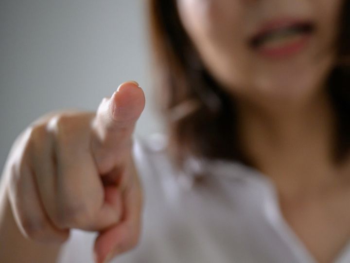 「昔から自己チューだった」という40歳女性の姉。離婚して実家に戻ったが家にお金を入れず、家事も母親任せ。母とは壮絶な皮肉合戦を繰り返し、家族もなすすべがない。互いを傷つけ合う大人同士のモラハラとは恐ろしいものだ。※サムネイル画像：PIXTA