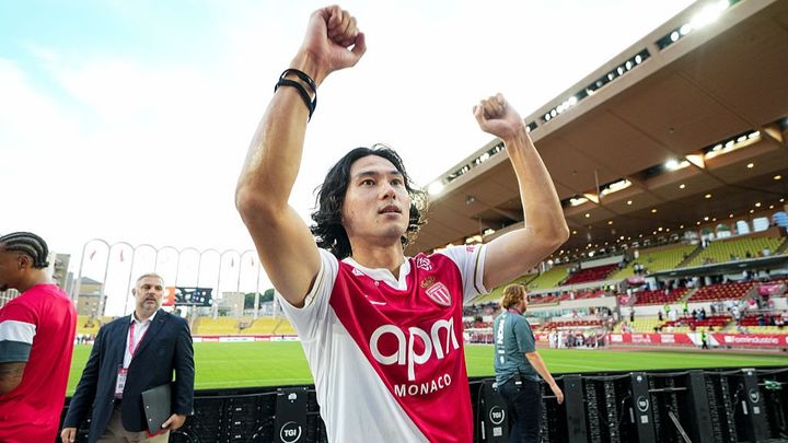 30歳日本代表の所属クラブ、選手たちがなぜか半裸で滑走路に…原因は飛行機のトラブル