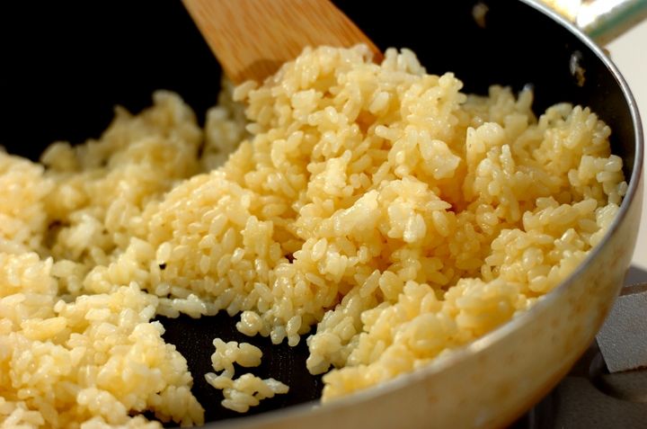 卵とレタスのチャーハンの作り方1