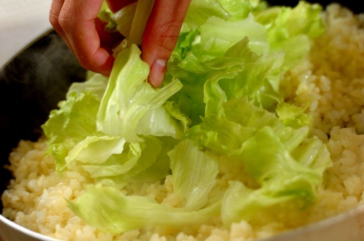卵とレタスのチャーハンの作り方2