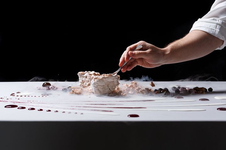 まるでアートのようなデザートのプレゼンテーション