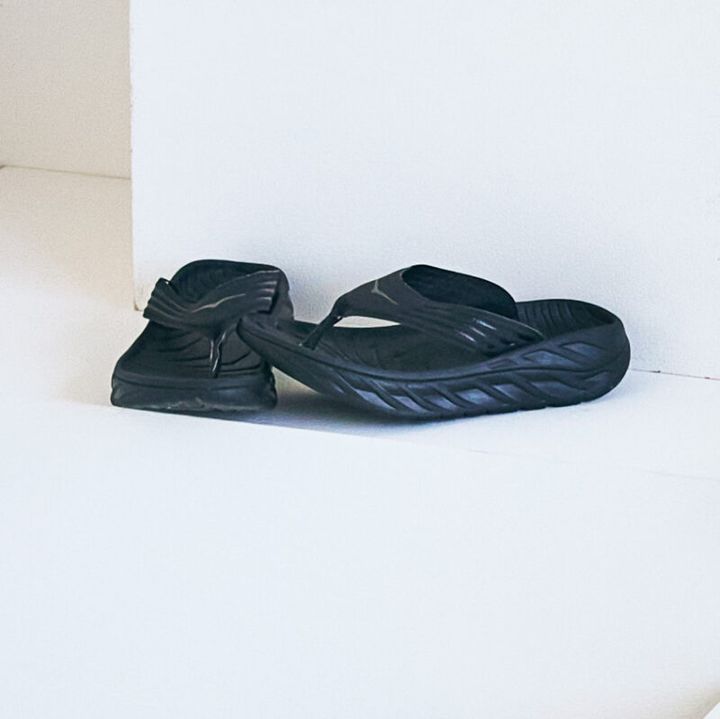 オラ リカバリー フリップ¥9,900／ホカ（デッカーズジャパン）