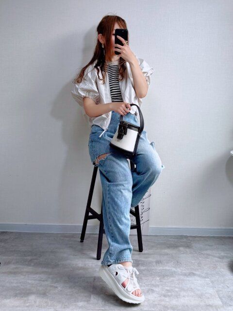 ボーダーTとダメージデニムのカジュアルスタイル