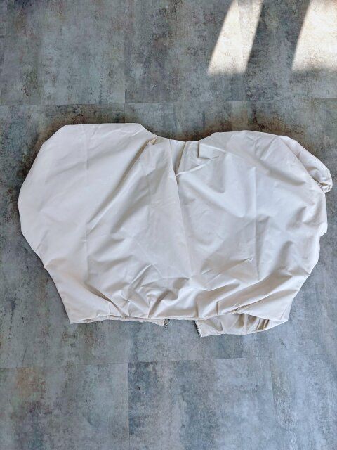 コンパクトなショート丈とタックデザイン