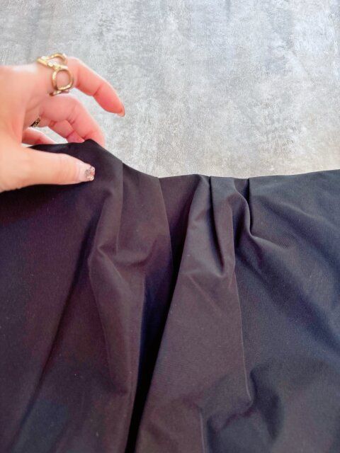 バックにはタックデザインが施されている