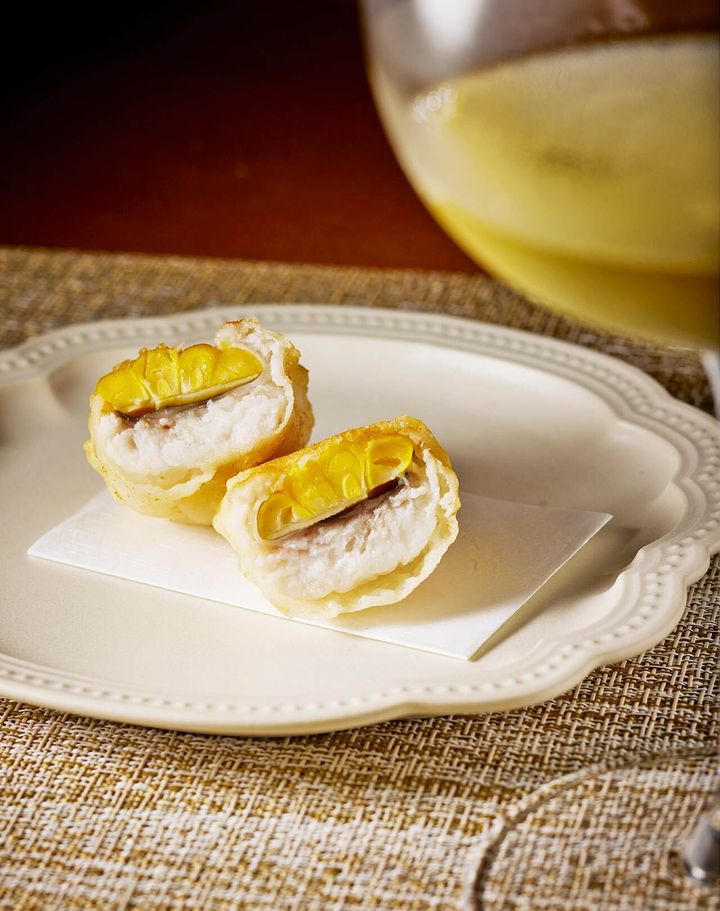 麻布十番『たそがれ』の「とうもろこしとハモの重ね揚げ 生姜風味」