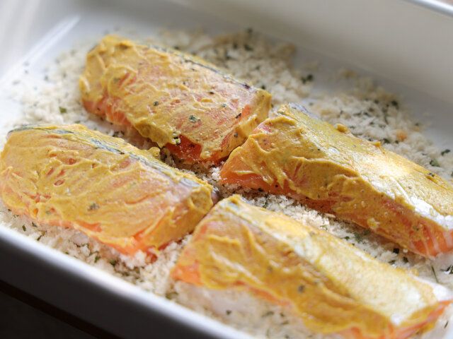 生サーモンの表面に②のAを塗り、Bの衣をまんべんなく全面に付ける。