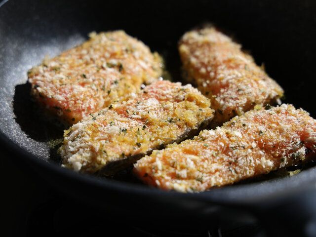 熱したフライパンにオリーブオイルをひき、③を入れたら中弱火で2～3分またはこんがりするまで焼く。