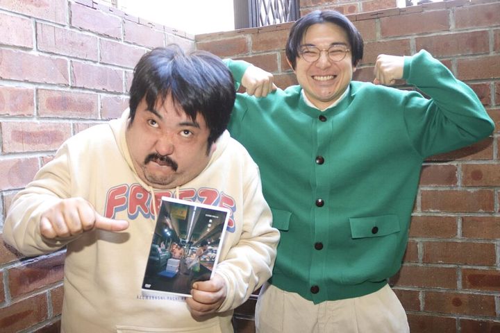 婚約届の証人をつとめた空気階段の水川かたまりさん（右） 男女コンビが「エレガン