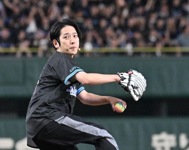 二宮和也さん 二宮和也が松村北斗と仲良し腕組み 微笑ましい写真が話題に 202