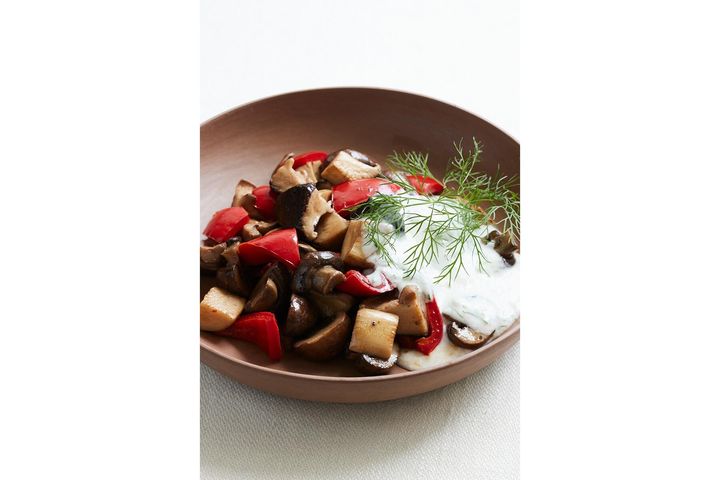 塩麹効果でぐっと味に深みが出る“トルコ風きのことパプリカのサラダヨーグルトソース”