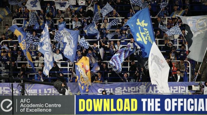 あわや元Jリーガーに直撃…中国サポーターのペットボトル投げ込みを韓国メディアが批判