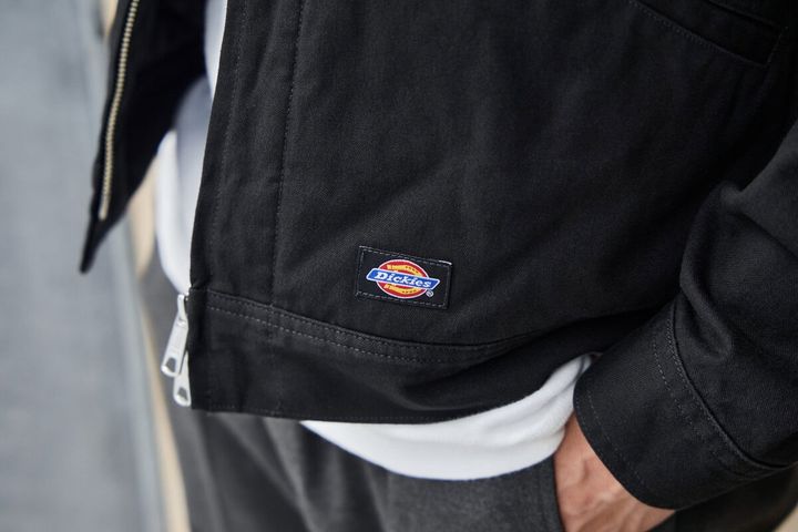 ⾝幅にゆとりをもたせたワークジャケットらしいボックスシルエットは活かしつつ、近年ARKnetsが注⽬している短丈シルエットを取り⼊れたオリジナルパターンで再構築。