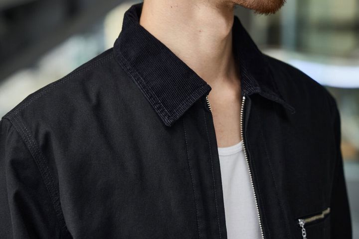 襟元には⾵合い豊かなコーデュロイを組み合わせ、温もりあるアクセントに。