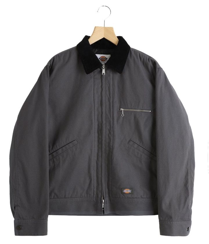 ワークウェアの再解釈として、現代のスタイルにも⾃然と馴染むリラックスフィットによる、新たな魅⼒をまとったワークジャケットとなった本作。武骨でありながらモダンな着こなしを叶える逸品となっている。