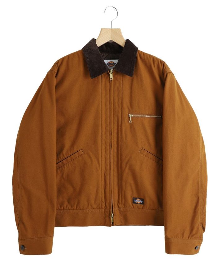 本コラボレーションでは⾼い耐久性で経年変化が魅⼒のコットンダック素材に、裏地には冬場のアウターとしても⼗分な保温性を確保するキルティングを採⽤。