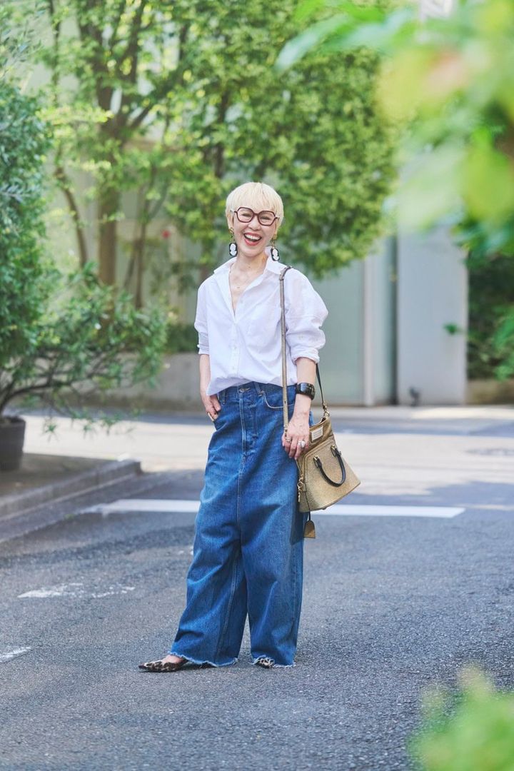 シャツは肌をバランスよく見せると抜け感が出る