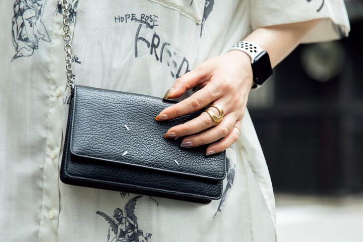 バッグは白ステッチが好アクセントの「メゾン マルジェラ」。 リングは「ブランイリス」。