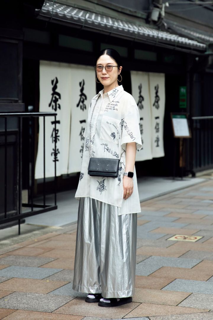 ワントーンコーデもツヤ感を取り入れて華やかに