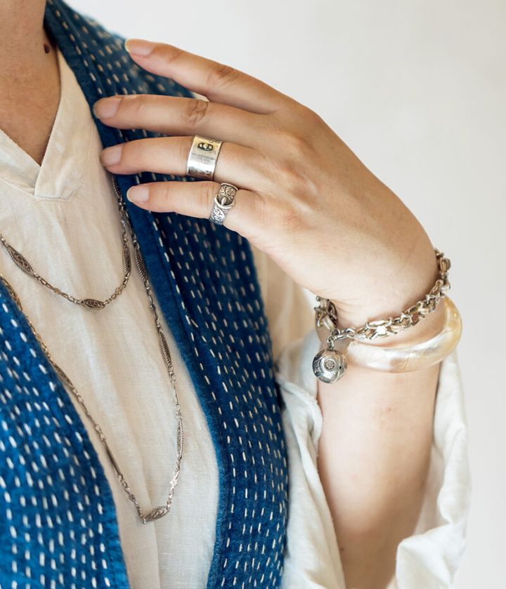 アンティークのネックレスとブレスレットに、京都の「ウスカバード」のリングを合わせて。