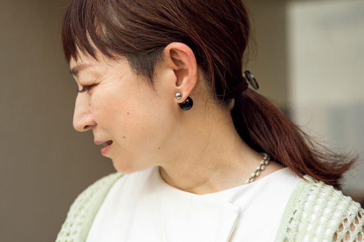 「歌舞伎役者風に」。目元に赤を使ったメイクがセクシー。ピアスは「ボンビジュー」