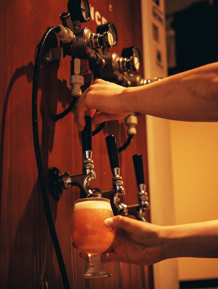 六本木『ロマンス お好み焼きとクラフトビール』のビールを注いでいる様子