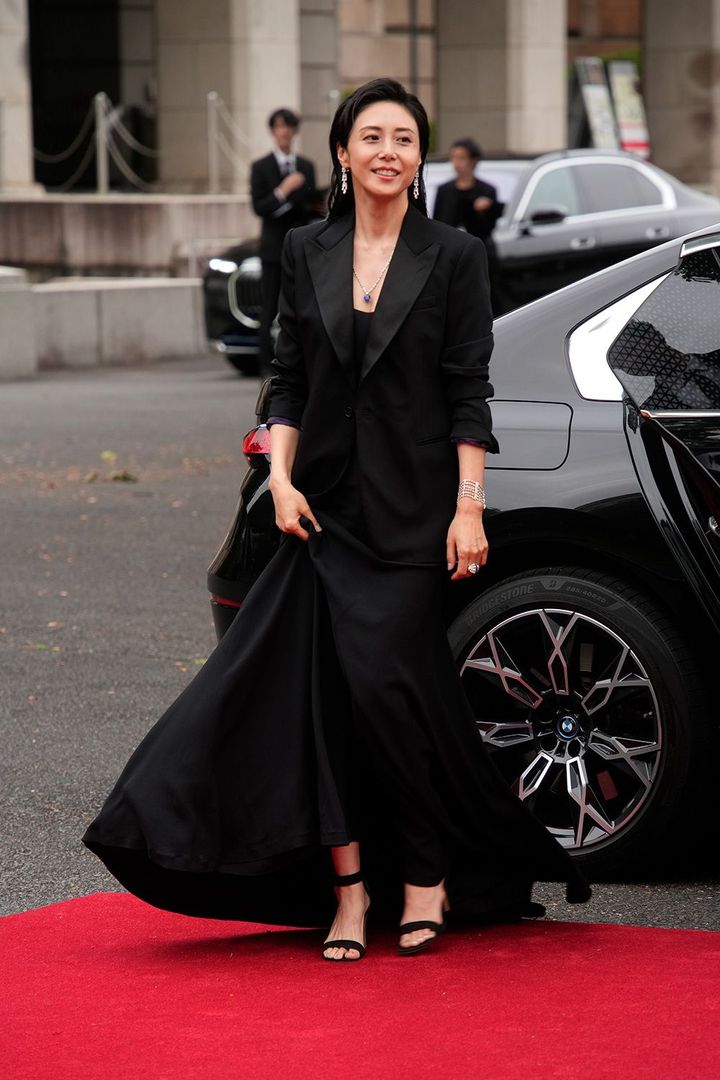 カルティエが日本に最初のブティックを開いてから50年を記念して開催した「カルティエと日本 半世紀のあゆみ『結 MUSUBI』展 美と芸術をめぐる対話」を訪れた松嶋菜々子さん（2024年6月10日、東京都台東区の東京国立博物館）