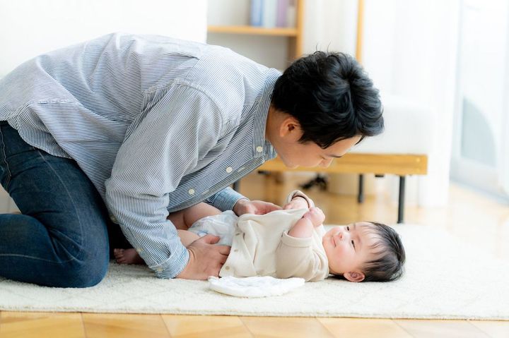 赤ちゃんと遊ぶお父さん