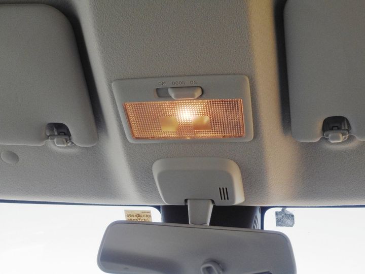 車の室内灯をつけたまま運転すると、道交法違反の可能性？（画像はイメージ）
