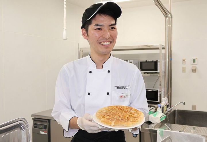味の素冷凍食品「ギョーザ」の開発に携わる斎藤大暉さん
