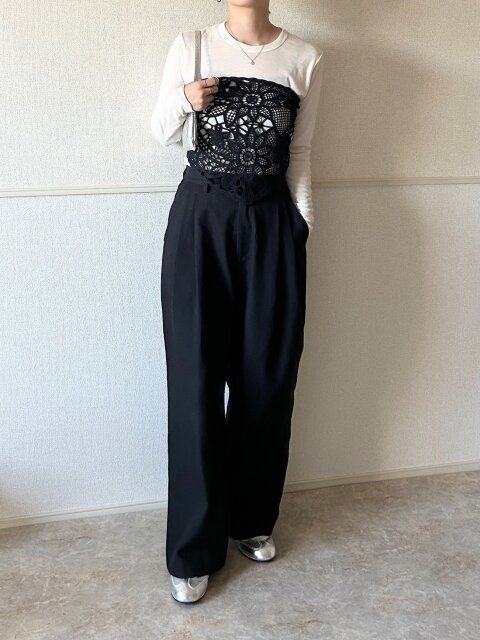 Style④モノトーンコーデも、シアーTでやわらかく更新