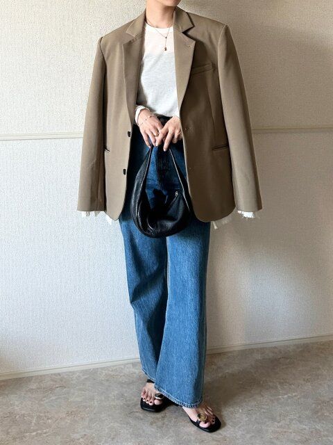 Style②ジャケットのインにも◎シアーTで抜け感ON