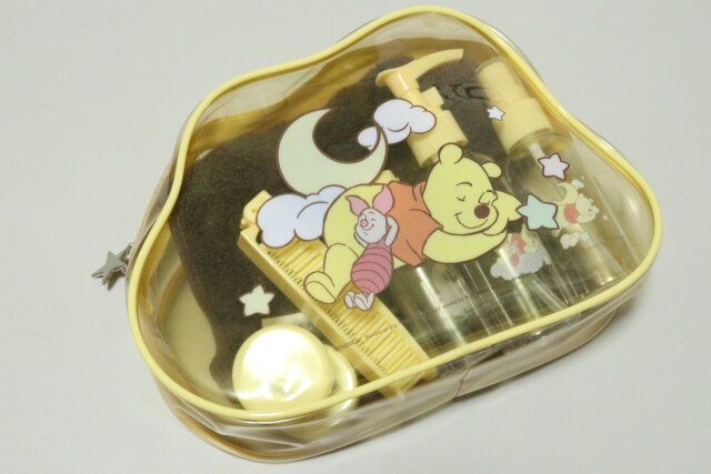 ダイソーのトラベルグッズが入るダイカットポーチ（くまのプーさん）DC9
