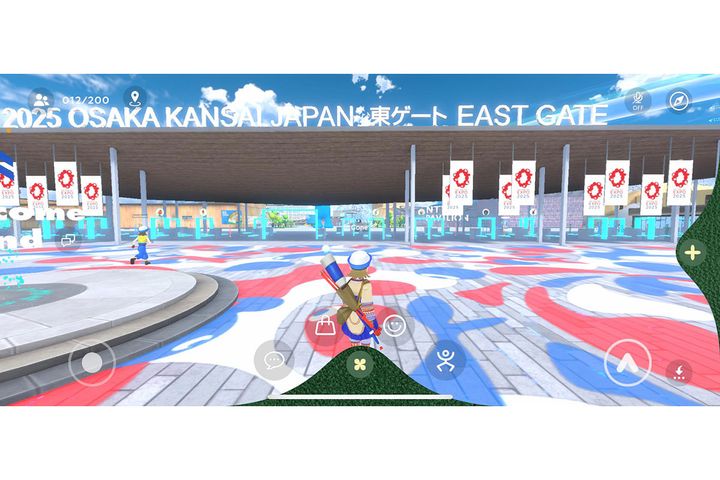 東ゲート。見えにくいですが、水色のゲート門の上に多彩なアバター用衣装アイコンがあります。アイコンありのゲートを最初に通ると自動的に入手できます。