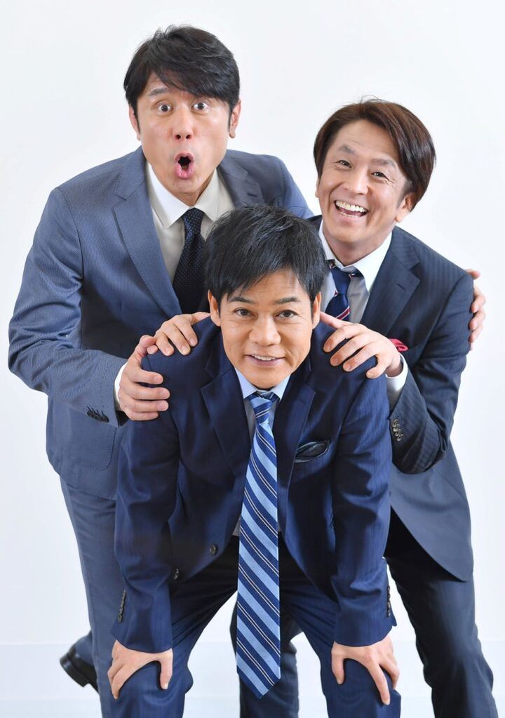 お笑いトリオ・ネプチューンの名倉潤さん（手前）、堀内健さん（奥右）、原田泰造さ