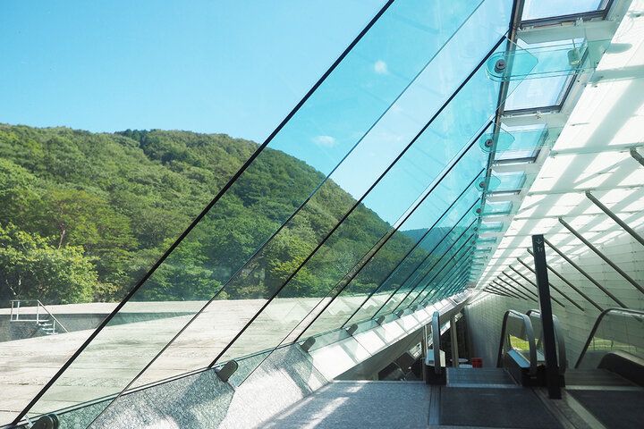 森の遊歩道や絶景カフェも。箱根の自然に溶け込む癒やしのミュージアム「ポーラ美術館」