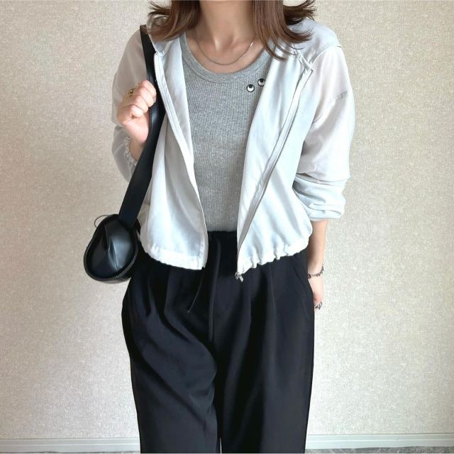 UNIQLO×ANYA HINDMARCHのグレーの「T4TANK/リブタンクトップ」