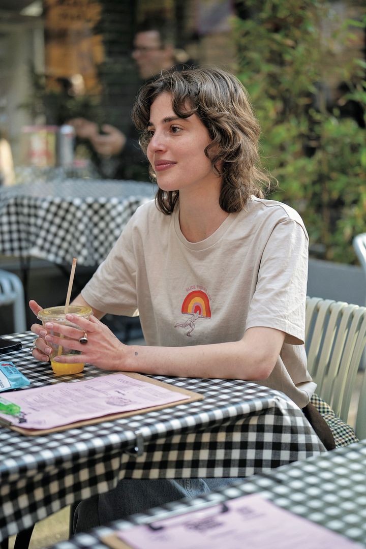 季節の変わり目の半袖コーデは、秋らしいカラーをセレクトするのがおすすめ