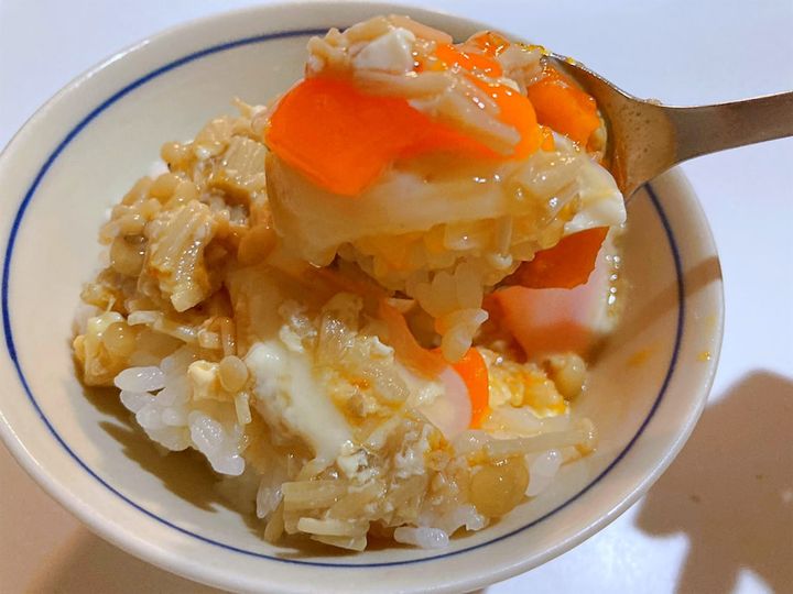 卵丼をすくったところ