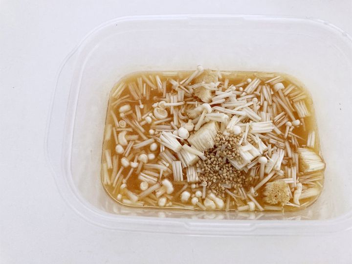 耐熱容器の中にえのきたけを切って入れる