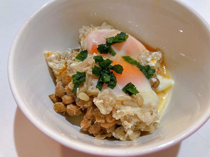 納豆に卵丼の具材をかけた様子